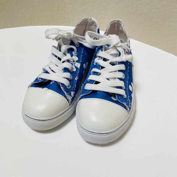 New Floral lace up canvas shoes. - Picture 3 of 6